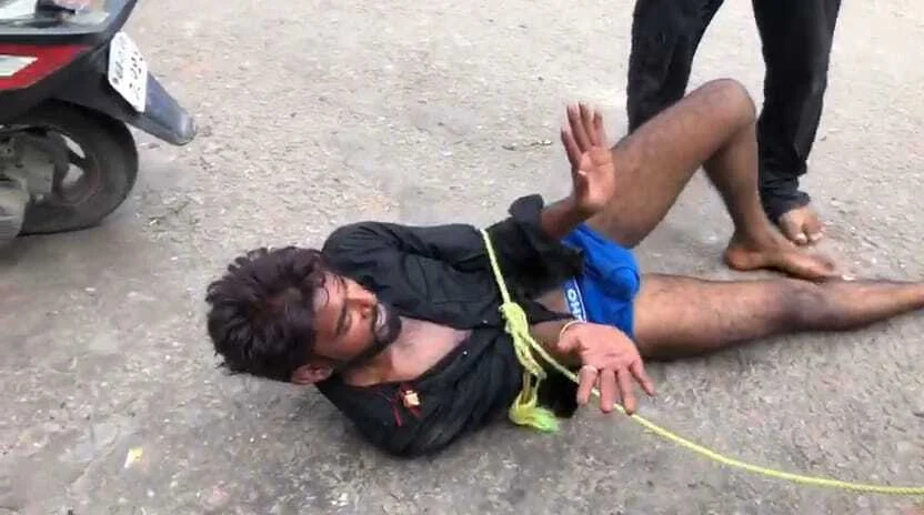 समस्तीपुर: मंदिर में हंगामा करने के आरोप में भीड़ ने मानसिक विक्षिप्त को रस्सी से बांध कर लात घुसे से जमकर किया पिटाई, पुलिस रही नदारद 3