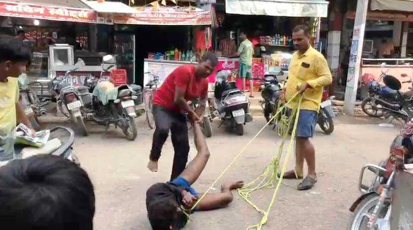 समस्तीपुर: मंदिर में हंगामा करने के आरोप में भीड़ ने मानसिक विक्षिप्त को रस्सी से बांध कर लात घुसे से जमकर किया पिटाई, पुलिस रही नदारद 1