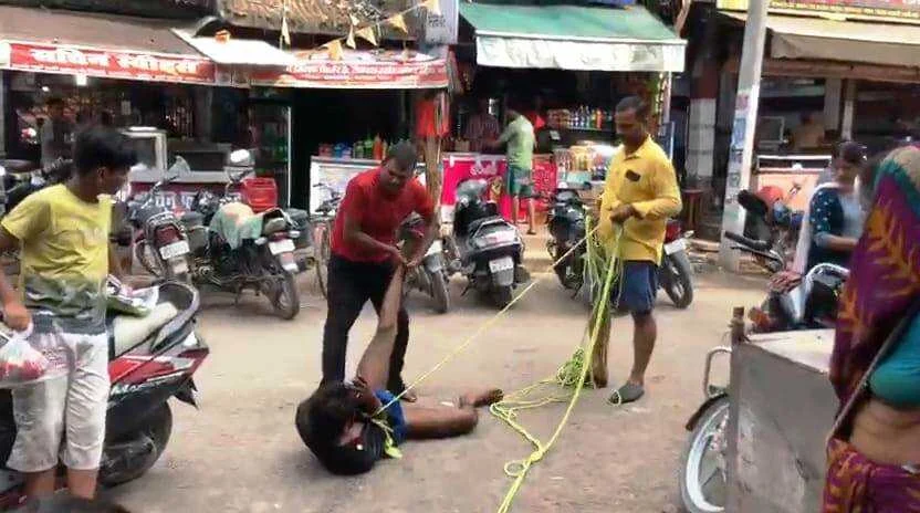समस्तीपुर: मंदिर में हंगामा करने के आरोप में भीड़ ने मानसिक विक्षिप्त को रस्सी से बांध कर लात घुसे से जमकर किया पिटाई, पुलिस रही नदारद 2