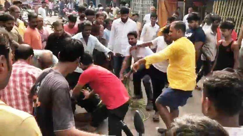 समस्तीपुर: मंदिर में हंगामा करने के आरोप में भीड़ ने मानसिक विक्षिप्त को रस्सी से बांध कर लात घुसे से जमकर किया पिटाई, पुलिस रही नदारद 4