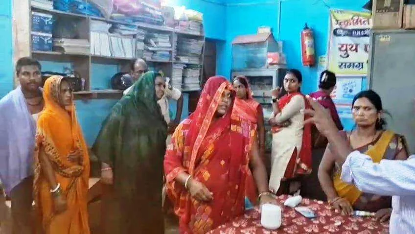 मध्यान भोजन में गड़बड़ी का आरोप लगाकर ग्रामीण एवं छात्र-छात्राओं ने किया जमकर हंगामा 15