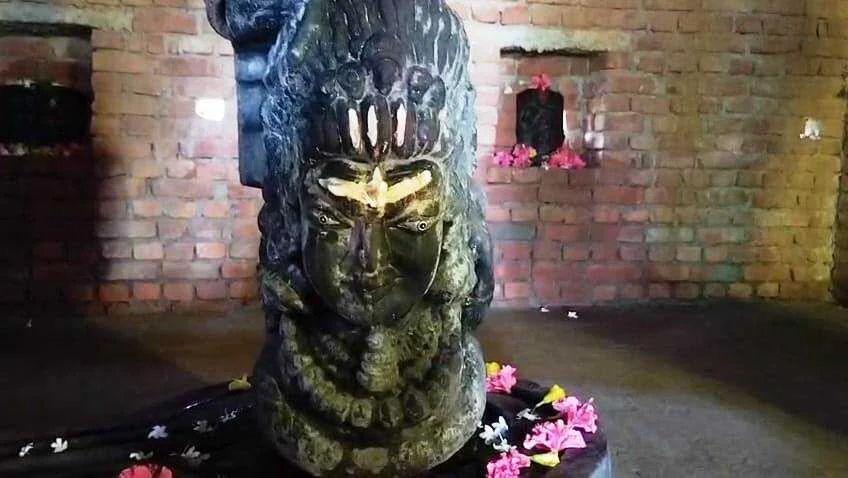 कैमूर: शिव मंदिर में दो लाख रूपये की लागत से मंत्री ने दिया चबूतरा, दस दिन में टूटा 2