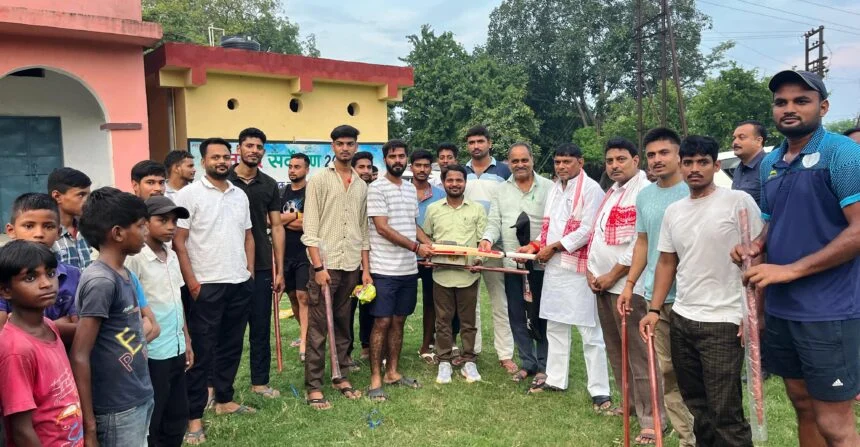 खेल मंत्री सुरेन्द्र मेहता ने खिलाड़ियों के बीच किया खेल सामग्री वितरण 1