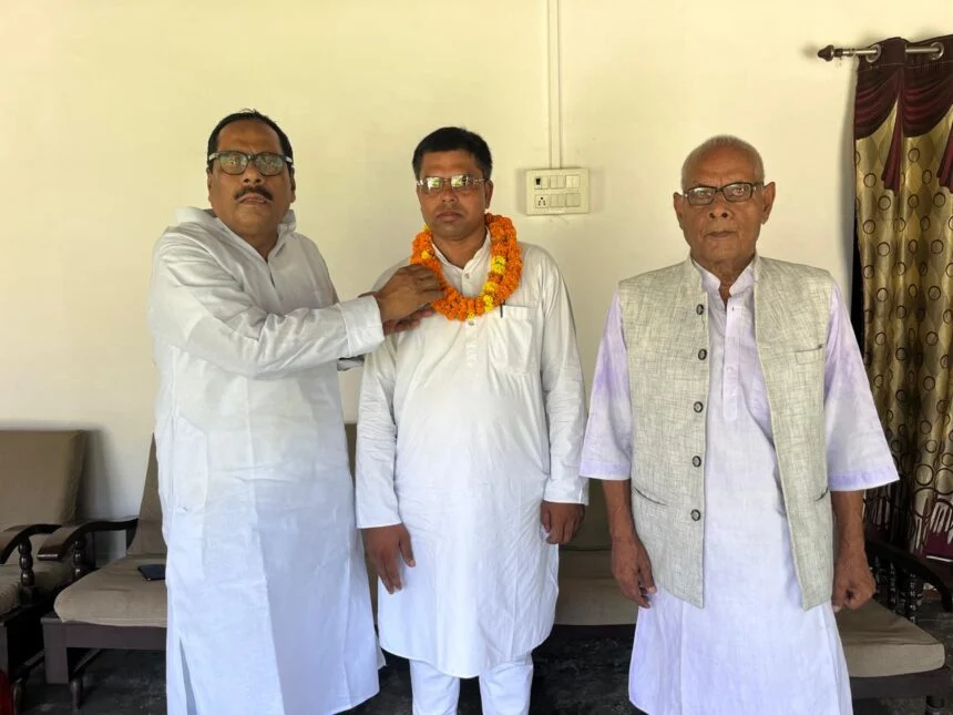 समस्तीपुर जिला कांग्रेस किसान प्रकोष्ठ के नवनियुक्त ज़िला अध्यक्ष श्री अनिल कुमार कुशवाहा को ज़िला कांग्रेस कमिटी के अध्यक्ष मो० अबू तमीम ने दिया बधाई 1