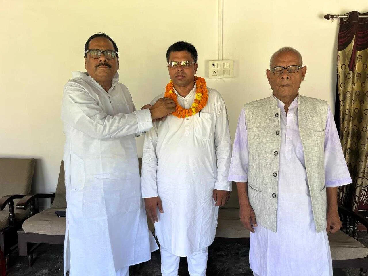 समस्तीपुर जिला कांग्रेस किसान प्रकोष्ठ के नवनियुक्त ज़िला अध्यक्ष श्री अनिल कुमार कुशवाहा को ज़िला कांग्रेस कमिटी के अध्यक्ष मो० अबू तमीम ने दिया बधाई 2