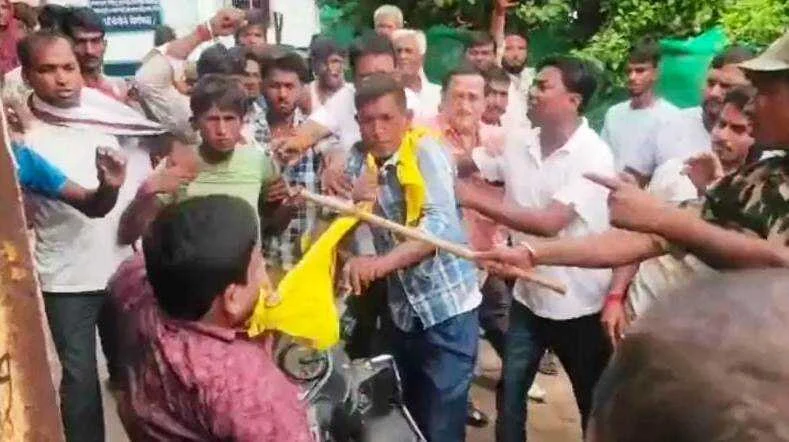 समस्तीपुर: निजी नर्सिंग होम में एक मासूम बच्ची की मौत, आक्रोशित परिजनों ने कर्मी को पुलिस के सामने किया जमकर पिटाई, पुलिस बनी मूकदर्शक   2