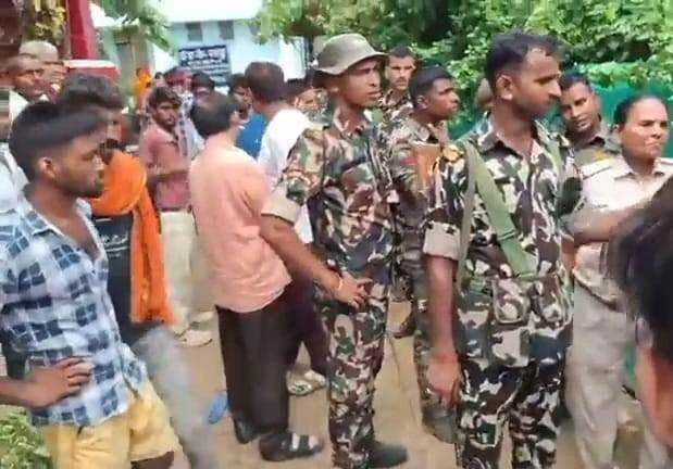 समस्तीपुर: निजी नर्सिंग होम में एक मासूम बच्ची की मौत, आक्रोशित परिजनों ने कर्मी को पुलिस के सामने किया जमकर पिटाई, पुलिस बनी मूकदर्शक   3