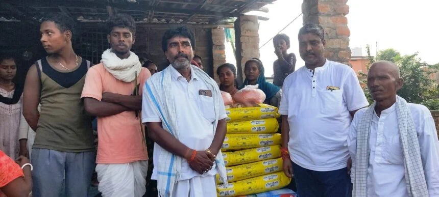 समस्तीपुर:चर्चित युवा समाजसेवी भाई राजू साहनी ने दलसिंहसराय के पांड़ गांव में पीड़ित परिवार को उपलब्ध कराया राहत सामग्री 1