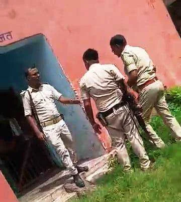 बेगूसराय में हाजत में बंद कैदी पुलिस कर्मी को भद्दी भद्दी गालियां देने का वीडियो तेजी से हो रहा है वायरल 2