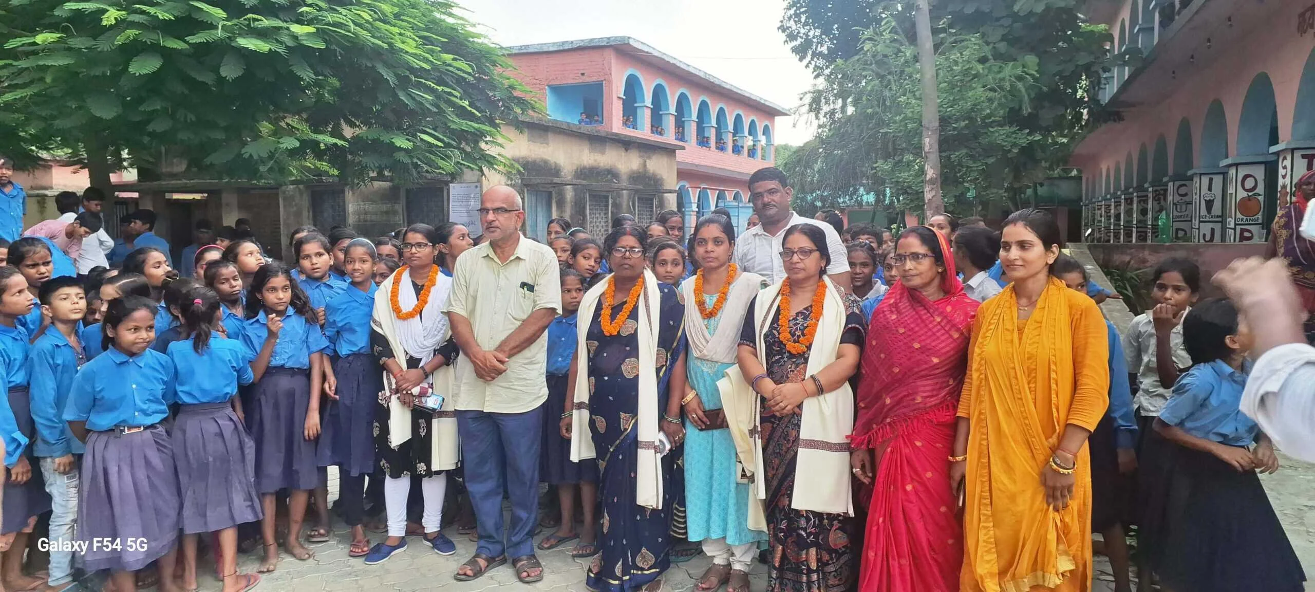 शिक्षिका के स्थानांतरण पर विद्यालय परिसर में विदाई समारोह आयोजित 3