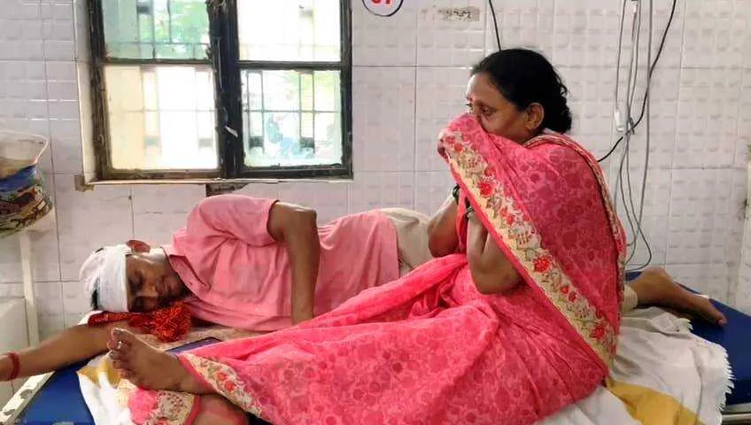 समस्तीपुर: आरोपियों पकड़ने पहुंची विभूतिपुर पुलिस पर उपद्रवियों ने जमकर किया पथराव, थानाध्यक्ष समेत कई पुलिस कर्मी घायल   1