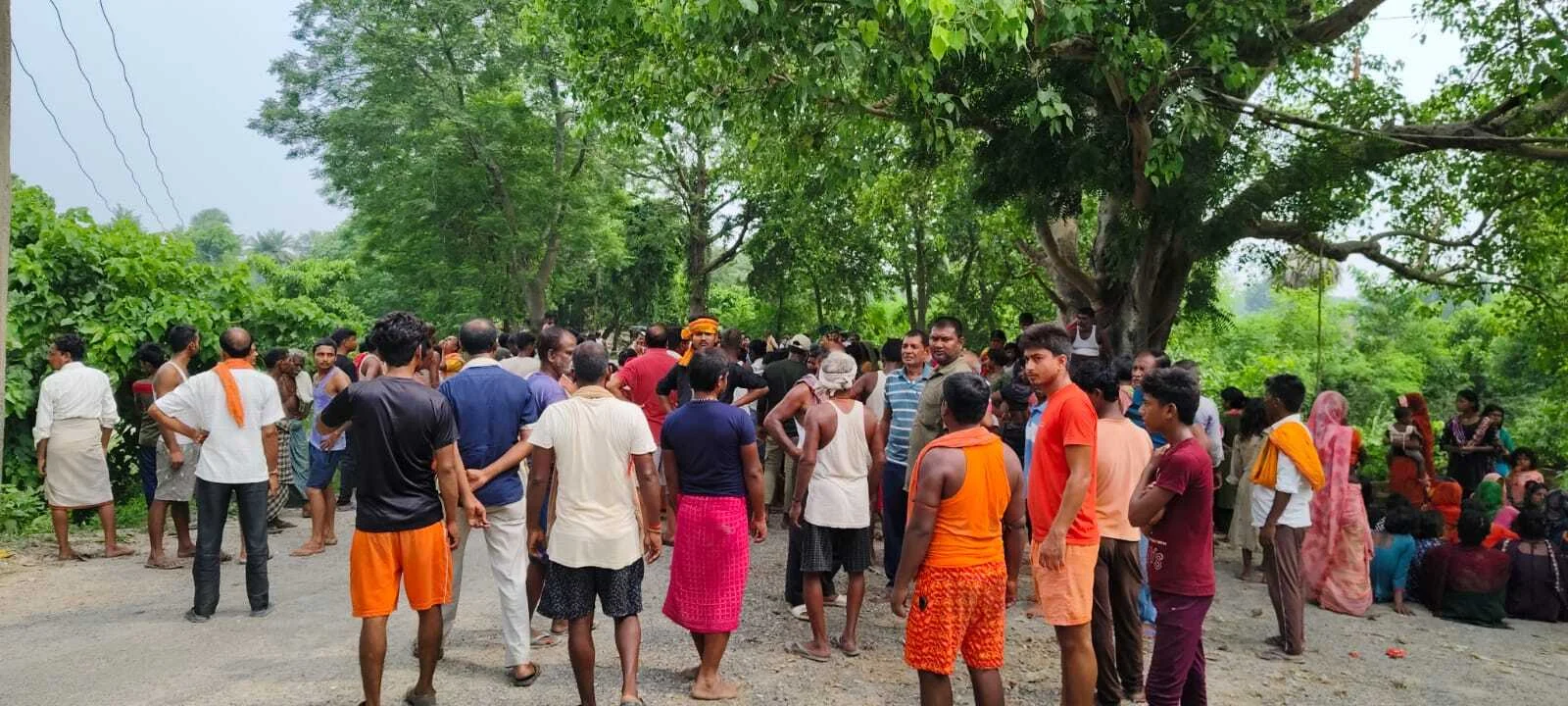 बिजली करंट की चपेट में आने से स्वच्छता कर्मी की हुई मौत, आक्रोशित ग्रामीणो ने किया घंटों सड़क जाम 2