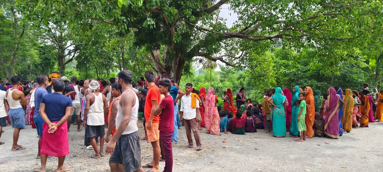 बिजली करंट की चपेट में आने से स्वच्छता कर्मी की हुई मौत, आक्रोशित ग्रामीणो ने किया घंटों सड़क जाम 3