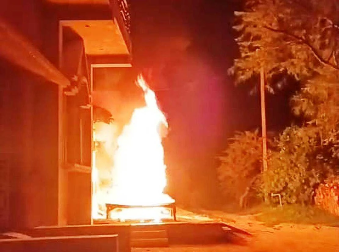 समस्तीपुर: रंगदारी नहीं देने पर घर के बाहर खड़ी दो बाइकों में लगाईं आग, 5 लाख रुपए रंगदारी की मांग 3