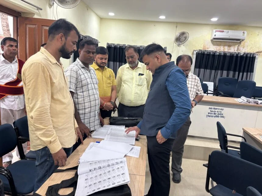 बेगूसराय जिलाधिकारी तुषार सिंगला ने सदर प्रखंड कार्यालय में विशेष गहन पुनरीक्षण कार्य के मद्देनजर चल रहे कार्य का किया निरीक्षण 1