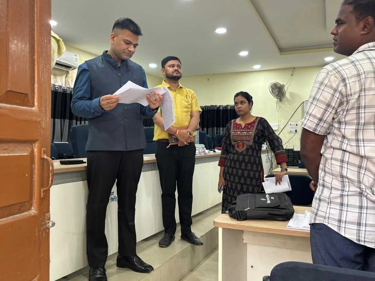 बेगूसराय जिलाधिकारी तुषार सिंगला ने सदर प्रखंड कार्यालय में विशेष गहन पुनरीक्षण कार्य के मद्देनजर चल रहे कार्य का किया निरीक्षण 2