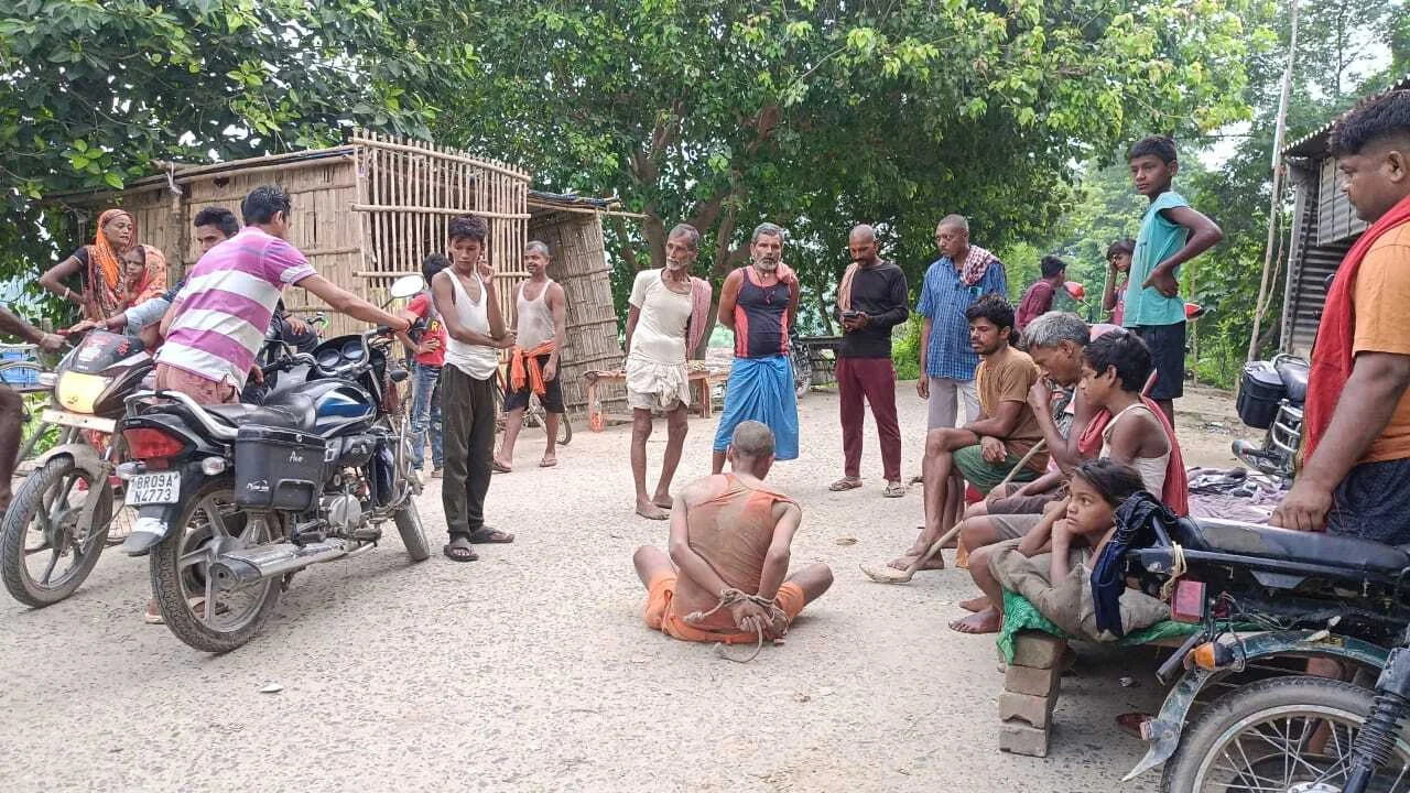 बछवाड़ा के झमटिया पुल के समीप असम के युवक ने हनुमान मंदिर के प्रतिमा पर किया पथराव, लोगो ने युवक को पकड़कर किया पुलिस के हवाले 3