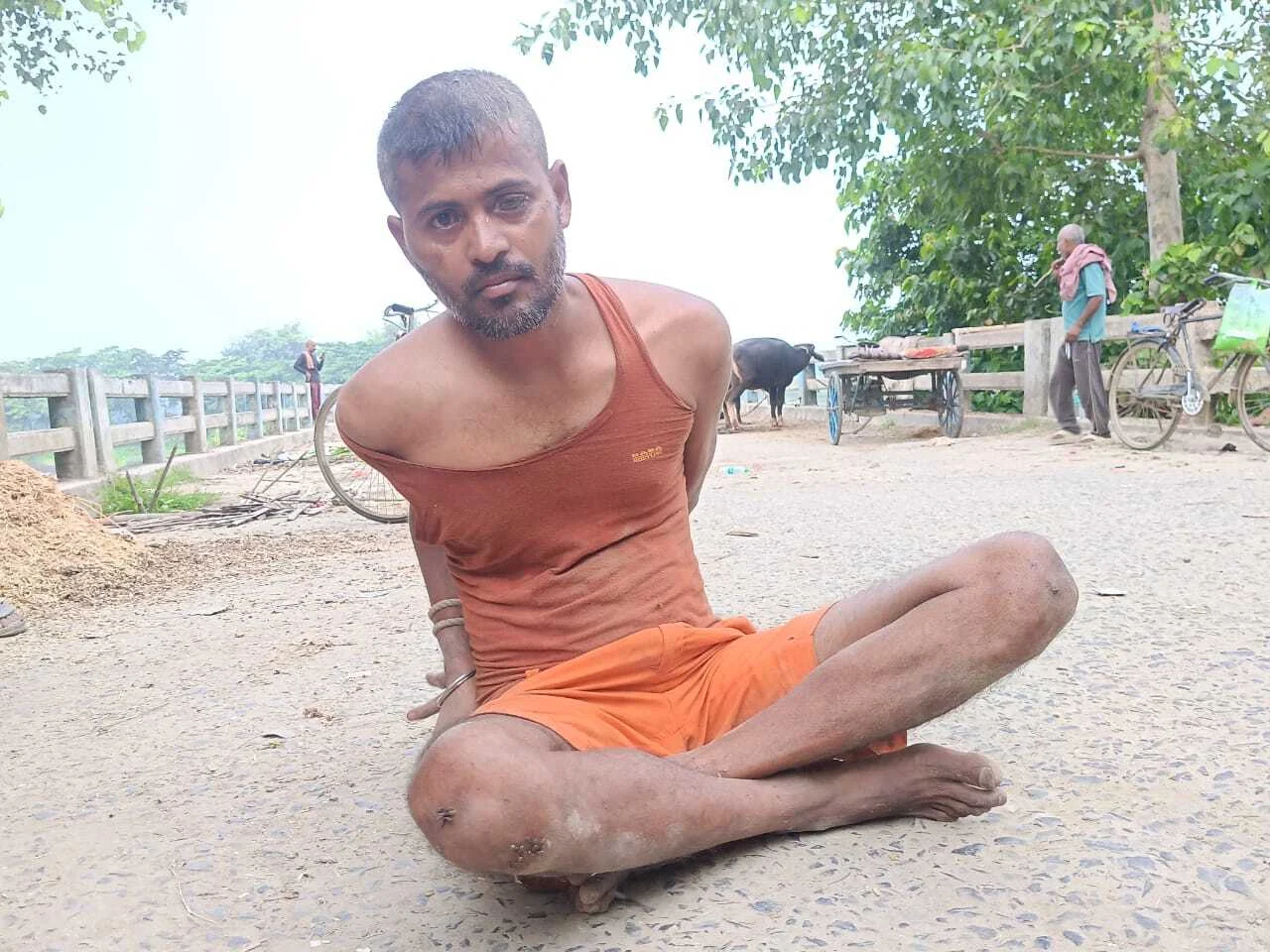 बछवाड़ा के झमटिया पुल के समीप असम के युवक ने हनुमान मंदिर के प्रतिमा पर किया पथराव, लोगो ने युवक को पकड़कर किया पुलिस के हवाले 2