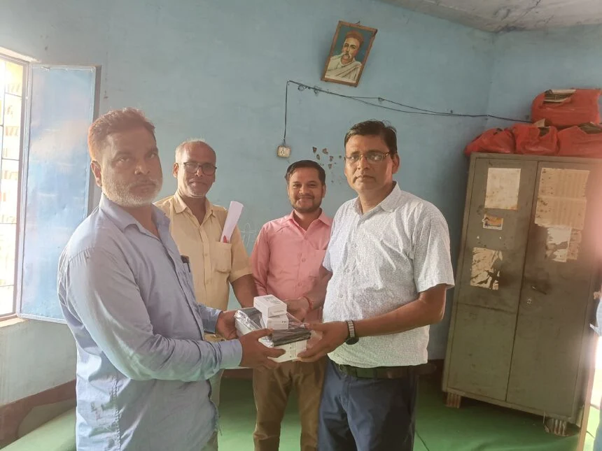 भगवानपुर बीआरसी में विभिन्न विद्यालय के एच एम को दिया गया टेबलेट 1