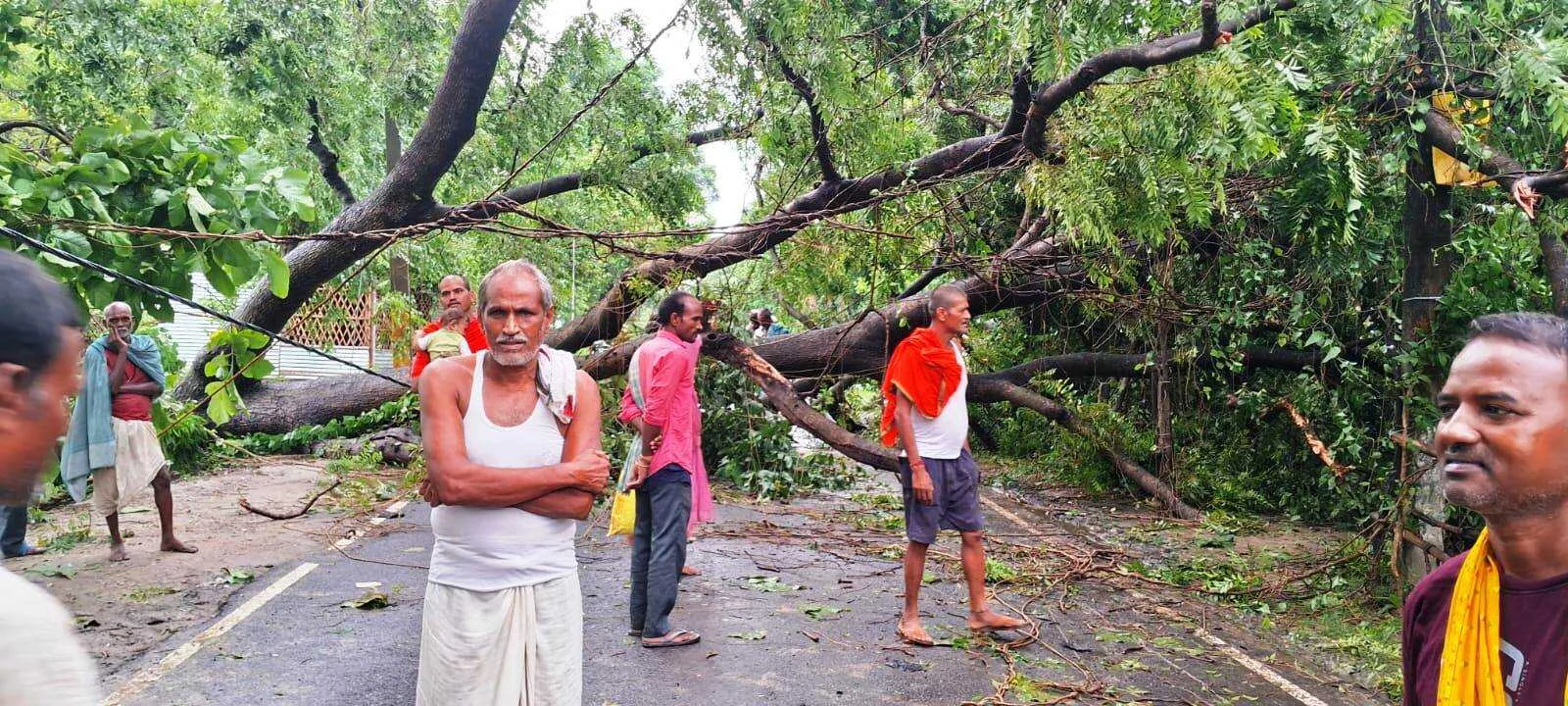 भगवानपुर समसा पथ पर 7 घंटे तक आवागमन रहा ठप, बिजली सप्लाई बाधित 3