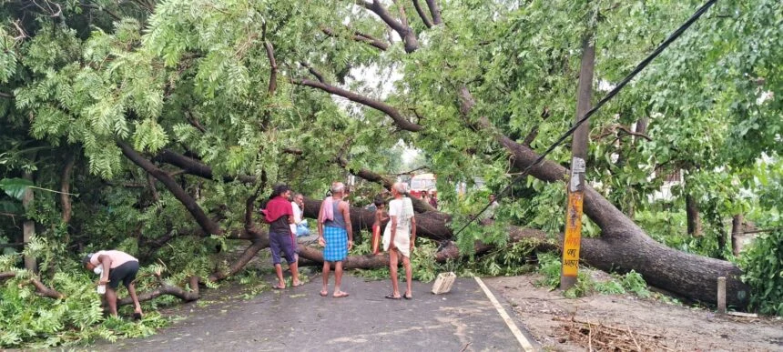 भगवानपुर समसा पथ पर 7 घंटे तक आवागमन रहा ठप, बिजली सप्लाई बाधित 1