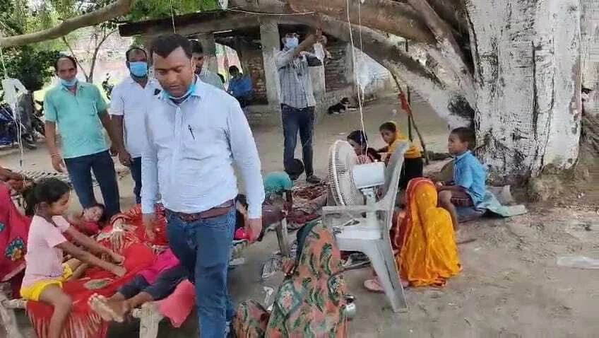 नालंदा के इस्लामपुर के बालमत बीघा गांव में पसरा डायरिया का प्रकोप, पेड़ के नीचे कैंप लगाकर किया जा रहा है इलाज 2