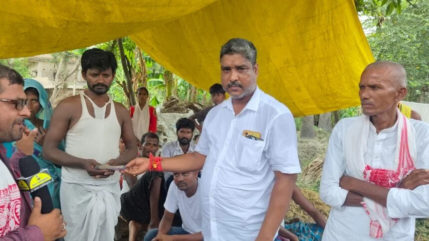 समस्तीपुर : दो मृतक के परिजन से मिले समाजसेवी राजू सहनी आर्थिक सहायता प्रदान कर दी  सांत्वना 1