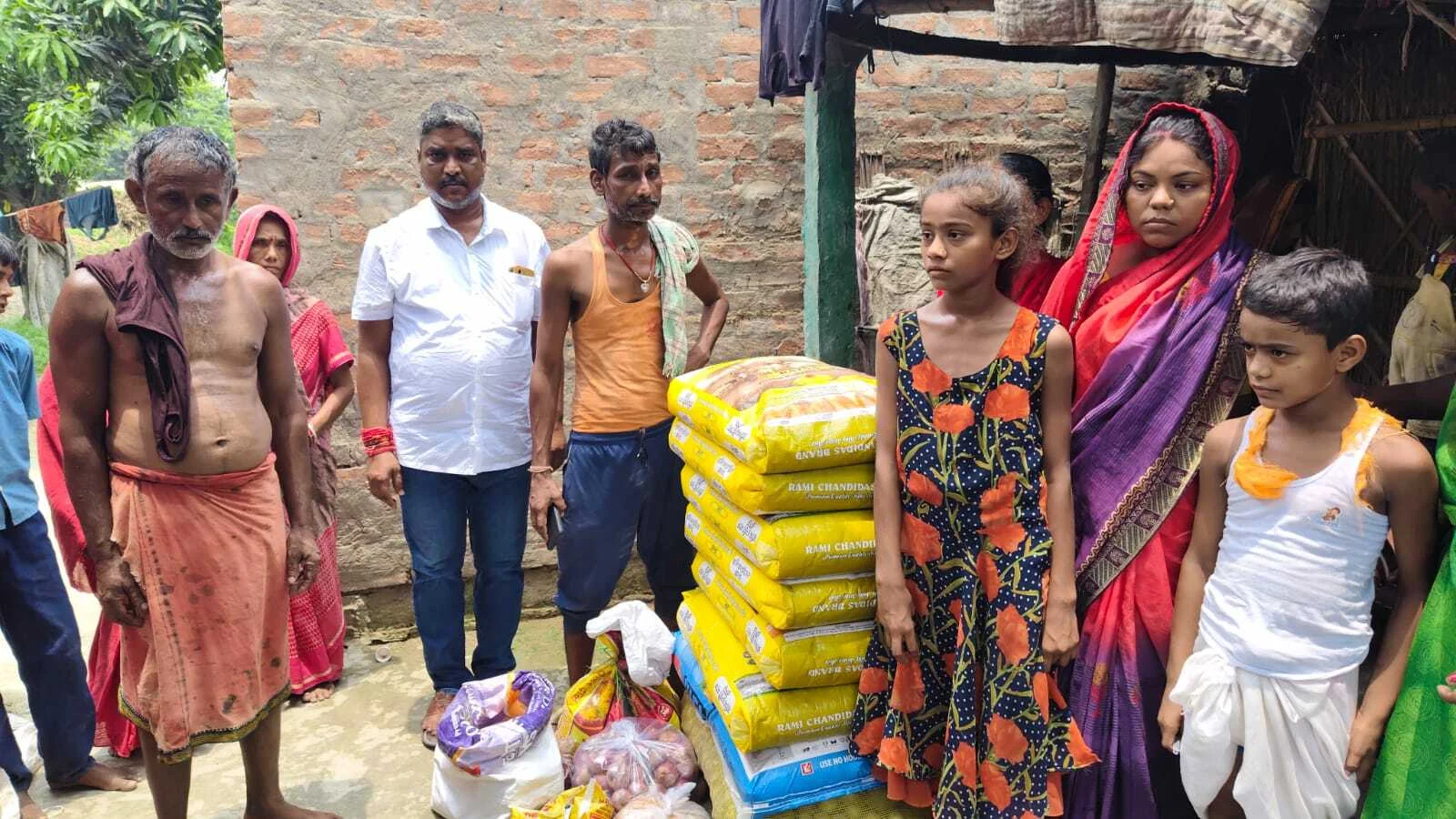 समस्तीपुर : दो मृतक के परिजन से मिले समाजसेवी राजू सहनी आर्थिक सहायता प्रदान कर दी सांत्वना 2