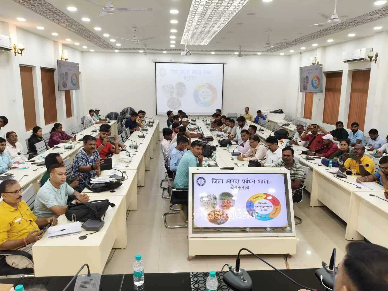 जिला पदाधिकारी, बेगूसराय तुषार सिंगला ने संभावित बाढ़, मतदात गणन पुनरीक्षण एवं रक्सौल से हल्दिया ग्रीनफील्ड एक्सप्रेवे से संबंधित मुद्दों को लेकर की प्रेस वार्ता 3