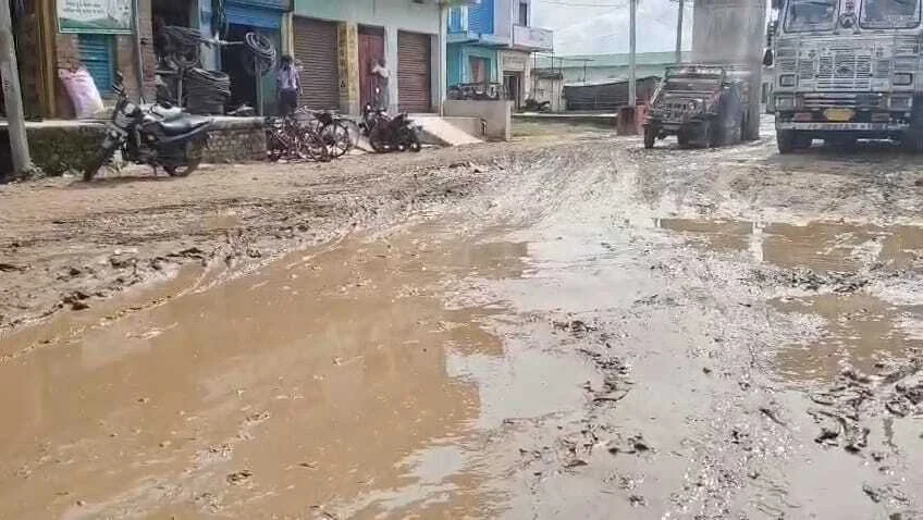 नालदा: दो साल से अटका आरओबी, सड़क पर धान रोपकर ग्रामीणों का अनोखा विरोध 2