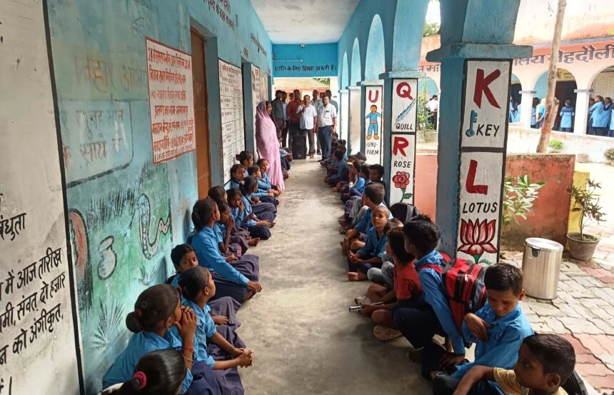 मुख्यमंत्री विद्यालय सुरक्षा कार्यक्रम के तहत विद्यालय में छात्रों को ठनका से बचाव का दिया गया प्रशिक्षण 1