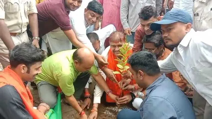 कारगिल विजय दिवस के अवसर पर बिहार शरीफ स्थित शहीद ए कारगिल पार्क में बिहार सरकार के मंत्री डॉ सुनील ने शहीद जवानों को दी श्रद्धांजलि 2