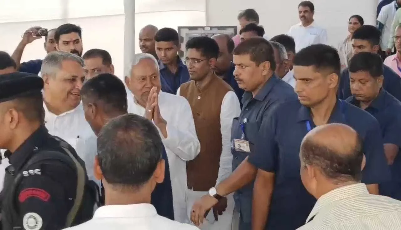 पूर्व विधायक एवं जेडीयू के राष्ट्रीय महासचिव सह प्रवक्ता रह चुके स्वर्गीय राजीव रंजन के प्रथम पुण्यतिथि सह प्रार्थना सभा में शामिल हुए मुख्यमंत्री नितीश कुमार 2