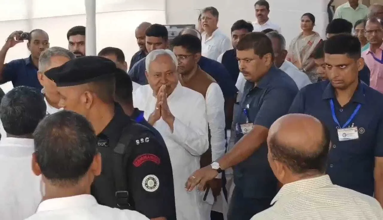 पूर्व विधायक एवं जेडीयू के राष्ट्रीय महासचिव सह प्रवक्ता रह चुके स्वर्गीय राजीव रंजन के प्रथम पुण्यतिथि सह प्रार्थना सभा में शामिल हुए मुख्यमंत्री नितीश कुमार 3