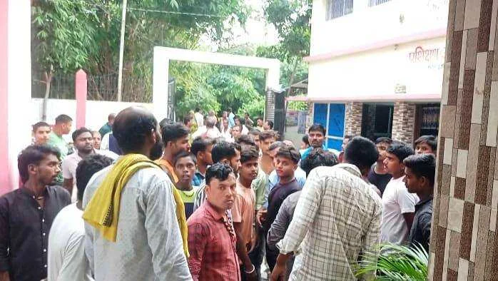 बिजली के करंट लगने से युवक की हुई मौत, एएनएम ने रेफर के दौरान लिखी मारपीट का मामला, परिजनों में मचा कोहराम 2