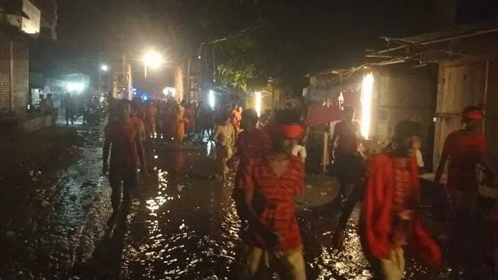 बिहार के प्रसिद्ध तिर्थस्थलों हरिगिरिधाम के रास्ते में गंदगी का अंबार, गलीज से गुजरना पड़ता है कांवरियों को 4