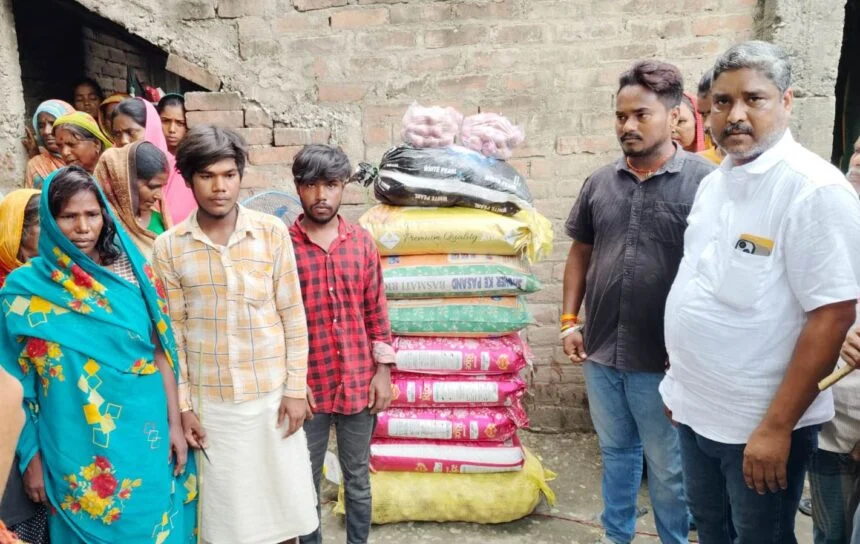 चर्चित युवा समाजसेवी भाई राजू सहनी ने मृतक के पीड़ित परिजनों से मिलकर संवेदना व्यक्त की,साथ ही छह माह का राशन उपलब्ध कराया 1