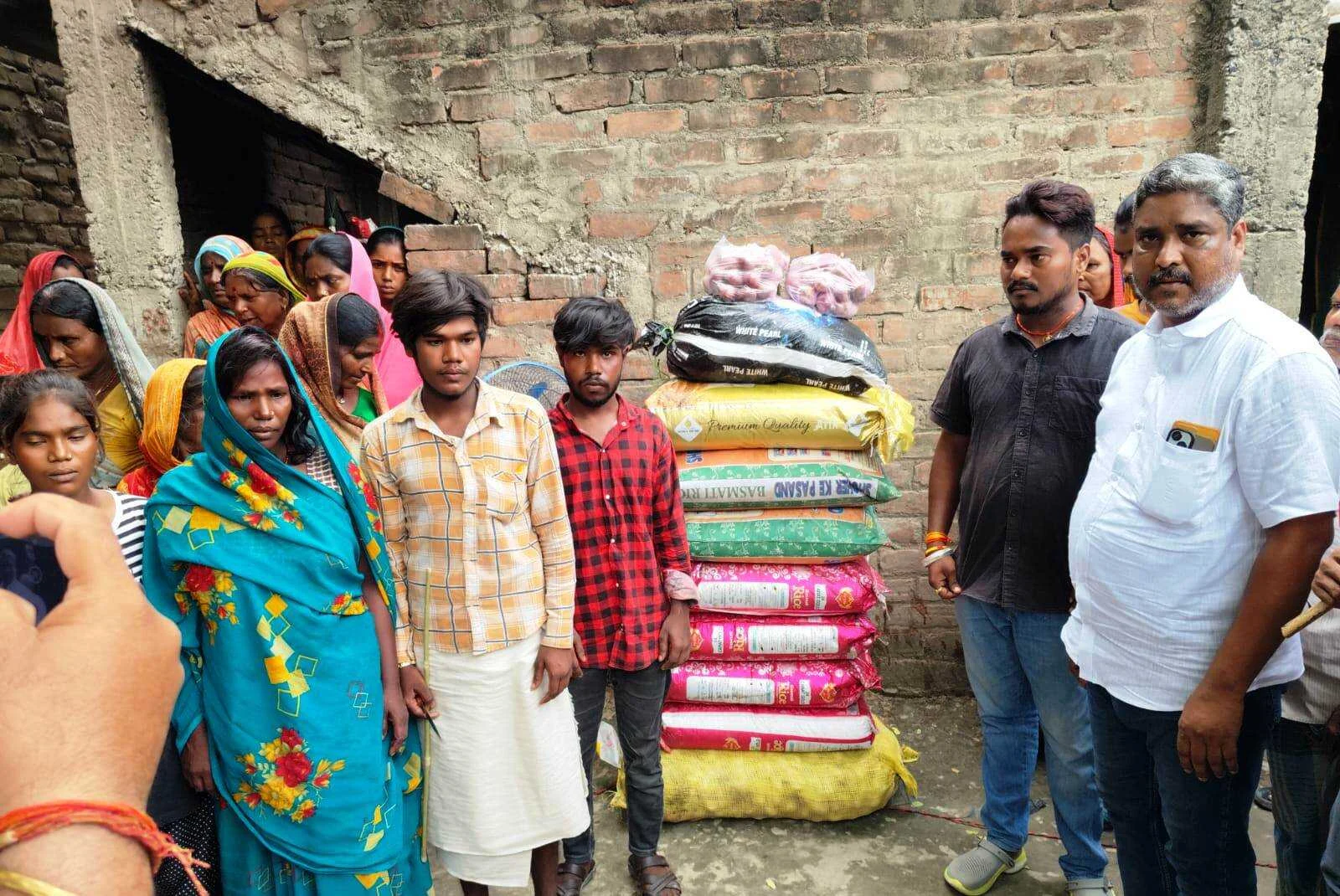 चर्चित युवा समाजसेवी भाई राजू सहनी ने मृतक के पीड़ित परिजनों से मिलकर संवेदना व्यक्त की,साथ ही छह माह का राशन उपलब्ध कराया 2