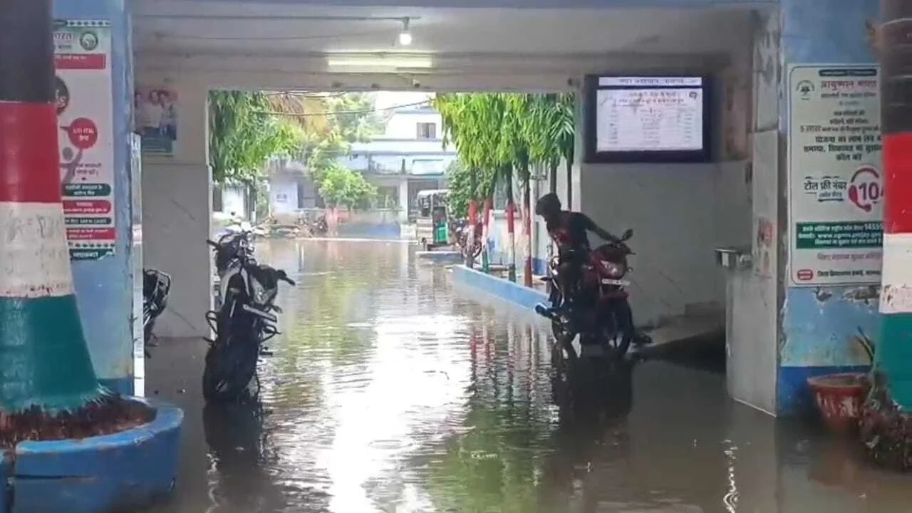 नालंदा में लगातार हो रहे बारिश से बढ़ी मुश्किलें, वीआईपी इलाके में घुसा बारिश का पानी,जगह-जगह जलजमाव से आवागमन बाधित 3
