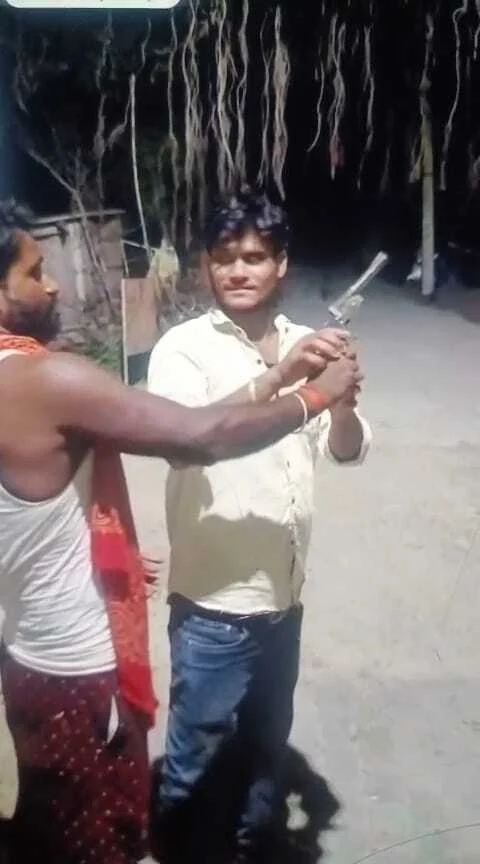 बेगूसराय जिले के भगवानपुर में सोशल मीडिया पर हथियार लहराने वाले आरोपी कन्हैया सहनी गिरफ्तार, साथी कुश कुमार फरार 2