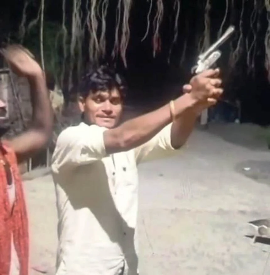 बेगूसराय जिले के भगवानपुर में सोशल मीडिया पर हथियार लहराने वाले आरोपी कन्हैया सहनी गिरफ्तार, साथी कुश कुमार फरार 1