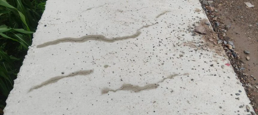 समस्तीपुर: घटिया फ्लाईओवर सह नाला निर्माण के कारण छह माह के अंदर जगह-जगह आई दरारें ,लोगों में खतरे की आशंका  1