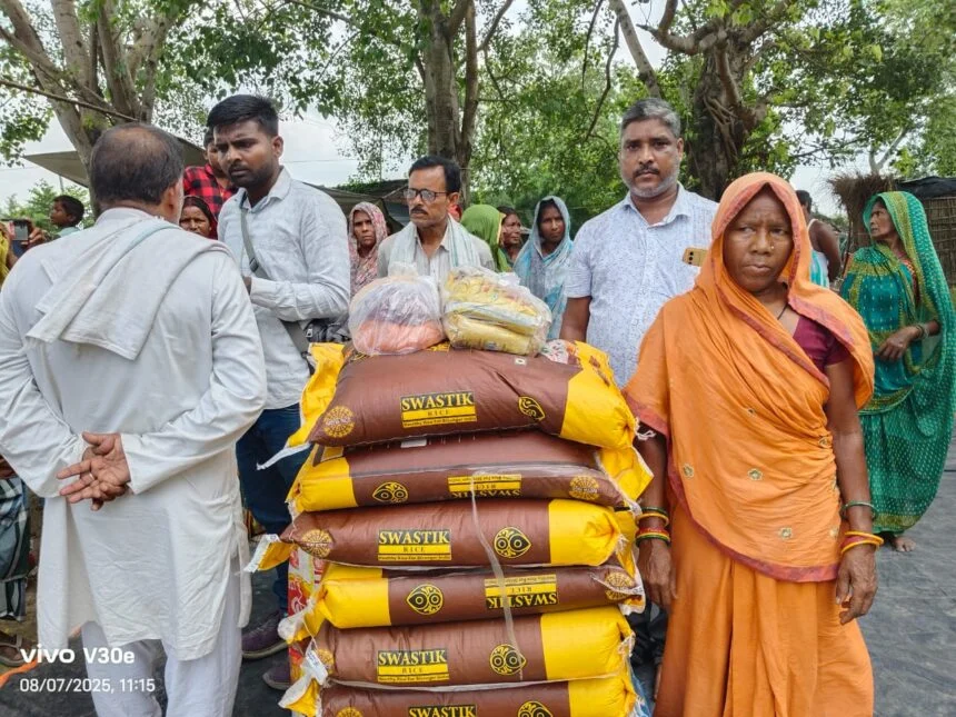 समस्तीपुर: समाजसेवी राजू साहनी ने ब्लड कैंसर पीड़ित परिवार की मदद, एक साल का राशन सामग्री कराया उपलब्ध  1