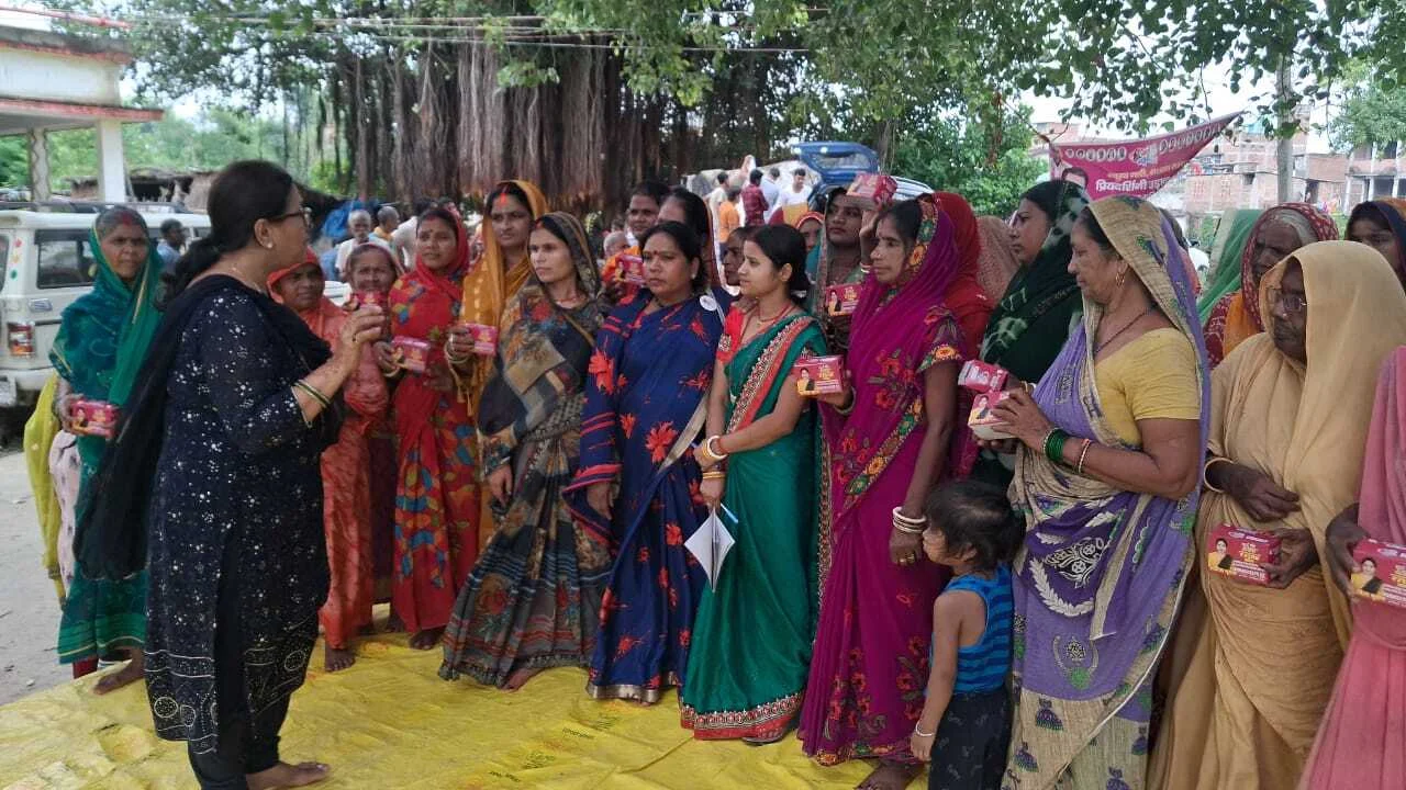 बेगूसराय के पूर्व नगर विधायक ने सैकड़ो महिलाओं के बीच समारोह पूर्वक किया मुफ्त में सेनेट्री पैड का वितरण 3