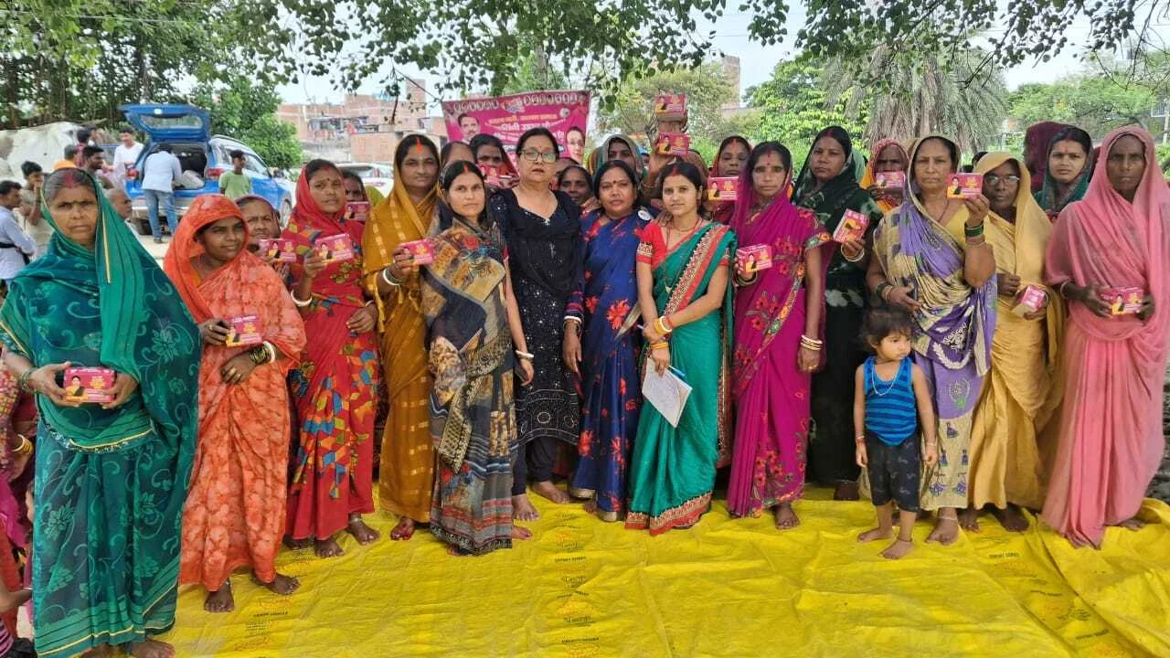 बेगूसराय के पूर्व नगर विधायक ने सैकड़ो महिलाओं के बीच समारोह पूर्वक किया मुफ्त में सेनेट्री पैड का वितरण 2