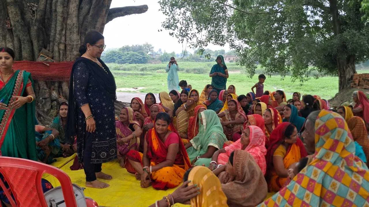 बेगूसराय के पूर्व नगर विधायक ने सैकड़ो महिलाओं के बीच समारोह पूर्वक किया मुफ्त में सेनेट्री पैड का वितरण 4