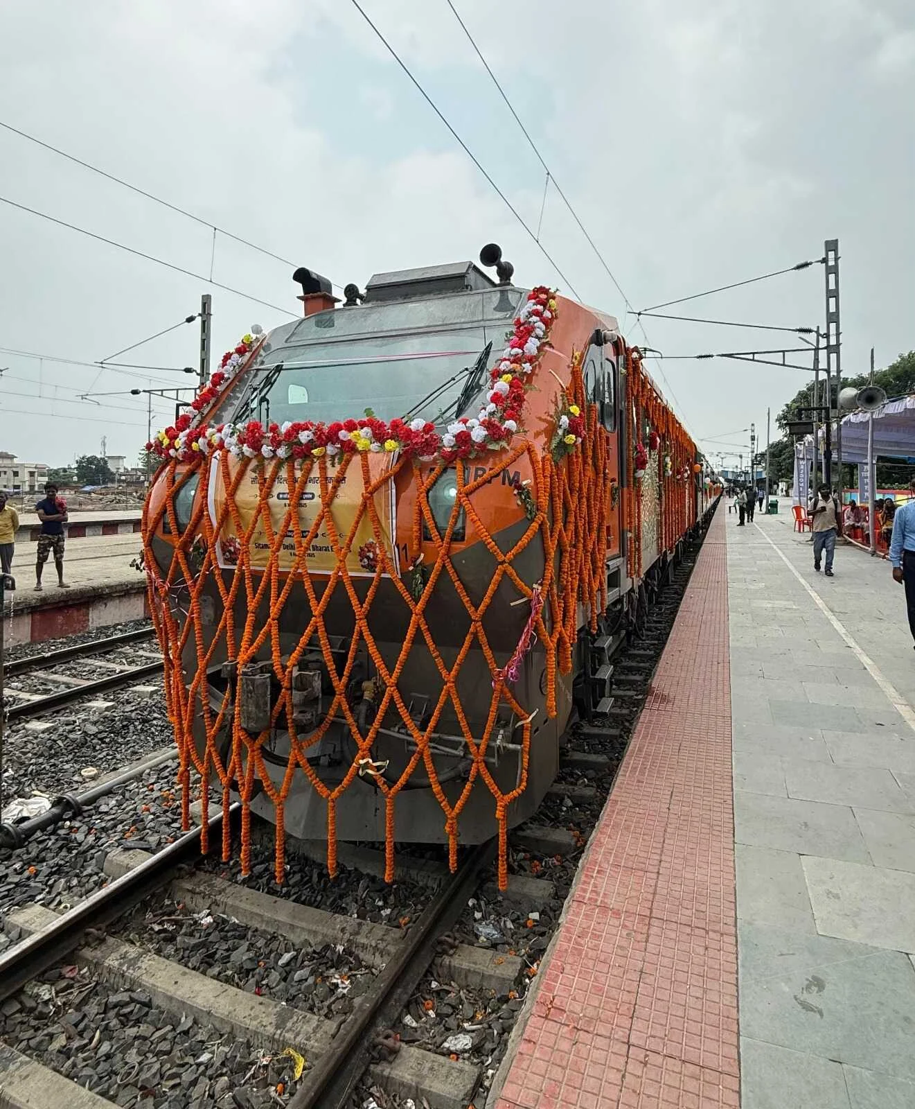 गृह मंत्री अमीत शाह, माननीय गृह एवं सहकारिता मंत्री एवं श्री नीतीश कुमार, माननीय मुख्यमंत्री,बिहार द्वारा सीतामढ़ी-दिल्ली अमृत भारत एक्सप्रेस के परिचालन का हरी झंडी दिखाकर शुभारंभ 2
