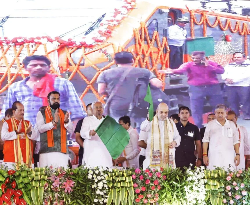 गृह मंत्री अमीत शाह, माननीय गृह एवं सहकारिता मंत्री एवं श्री नीतीश कुमार, माननीय मुख्यमंत्री,बिहार द्वारा सीतामढ़ी-दिल्ली अमृत भारत एक्सप्रेस के परिचालन का हरी झंडी दिखाकर शुभारंभ 1