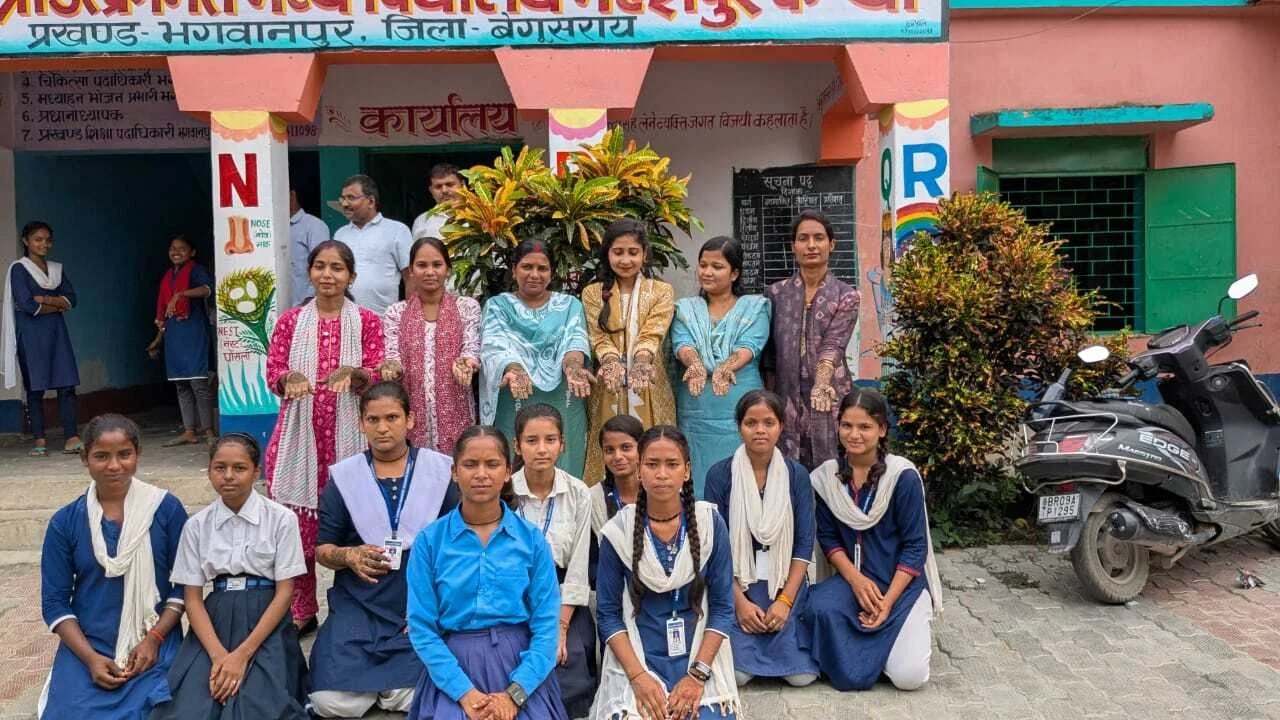 पी.एम.श्री मध्य विद्यालय कन्या सह उच्च विद्यालय महेशपुर में हुआ मेहंदी प्रतियोगिता का आयोजन 2