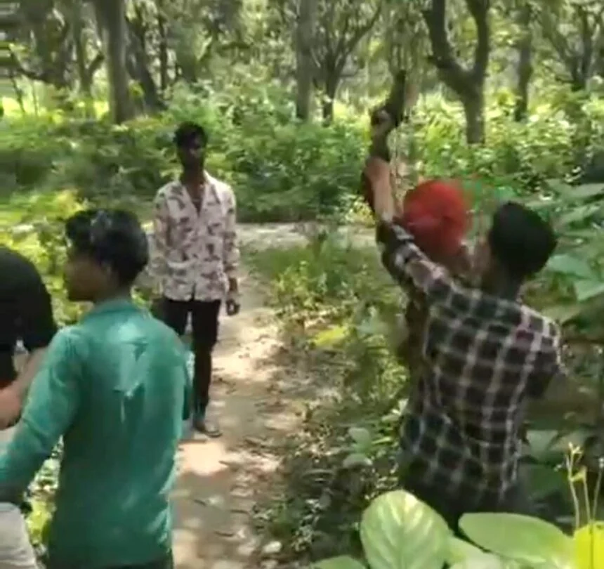 समस्तीपुर: एक युवक की बेरहमी से पिटाई और फायरिंग का वीडियो सोशल मीडिया पर तेजी से हो रहा है वायरल 1